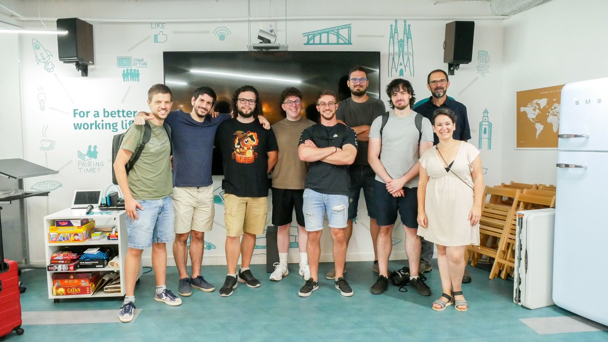 NewWork_es's tweet image. Stronger together! 💪
Our Valencia &amp;amp; Barcelona teams joined forces for a Cluster Team Event 🤩. Axe throwing, creativity, and XING app updates - it&apos;s proof that teamwork rules! 🚀 

#newwork_vlc #newworkbcn #teamwork #collaboration #teambuilding