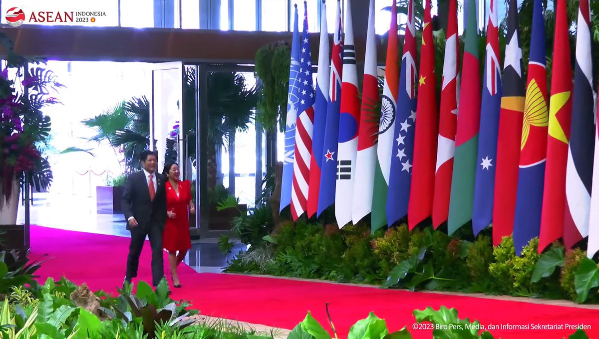 BKNgoid's tweet photo. Marcos Jr. beserta sang istri Louise Araneta-Marcos, saat kedatangannya untuk hadir pada Opening Ceremony KTT Ke-43 ASEAN di Jakarta Convention Center (JCC), pada Selasa (5/9/2023). 

#ASEANSummit
#ASEAN2023
#ASEANIndonesia2023
#ASEANmatters
#EpicentrumofGrowth https://t.co/xXZdZIXWWh