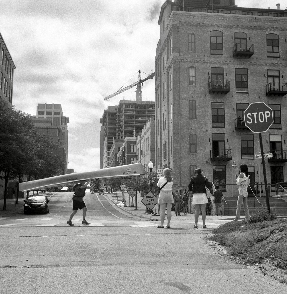TriXFilm's tweet photo. Canoe Crossing • Minneapolis, Minnesota, USA 
Rolleiflex 2.8 D • Kodak Tri-X 400 • 2023 
#FilmPhotography #Kodak #TriX #Film #Camera #120film #MediumFormat #Rolleiflex #BWfilm #Photography #Minneapolis #Minnesota #Outdoors #Monochrome #RedBullUrbanPortage #MillDistrict https://t.co/TP8xymse7j