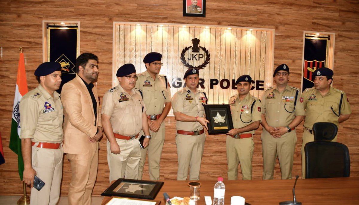 Srinagar Police bids farewell to Owais Wani DySP Hqrs &amp; Satish Kumar DySP DAR on their transfer. Both officers displayed highest level of professionalism, competence &amp; integrity in their tenure in Srinagar. They both helped in bringing transparency &amp; public outreach in policing.