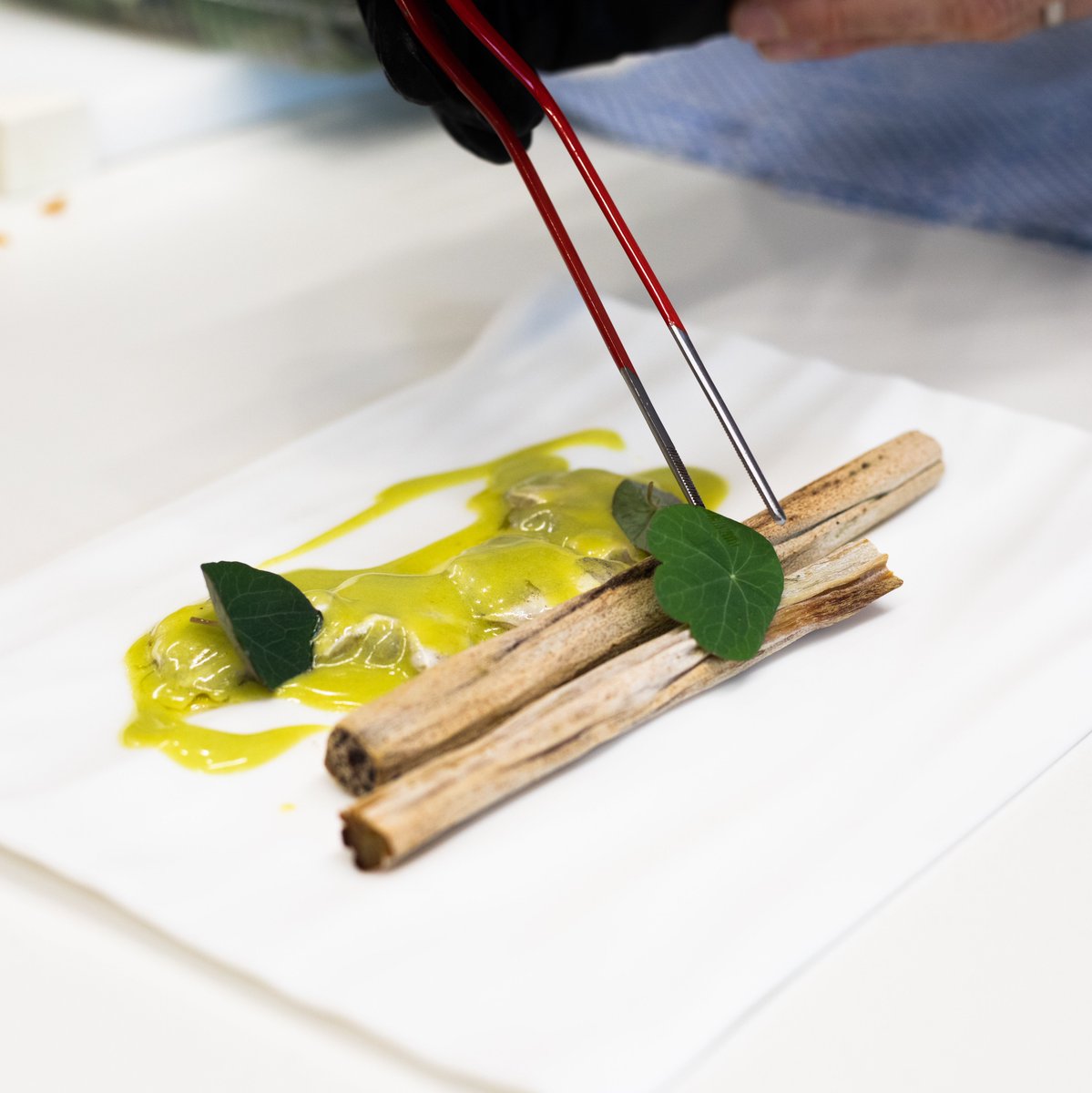 bculinary's tweet image. TÉCNICA, PRODUCTO Y CREATIVIDAD 👩‍🍳👨‍🍳 Desarrolla tus capacidades creativas para diseñar platos con personalidad, dominando productos, variedades y calidades y poniendo la técnica al servicio del concepto #mybculinary
📅 Inicio oct
Más info en 👉 bculinary.com/es/masters/coc…