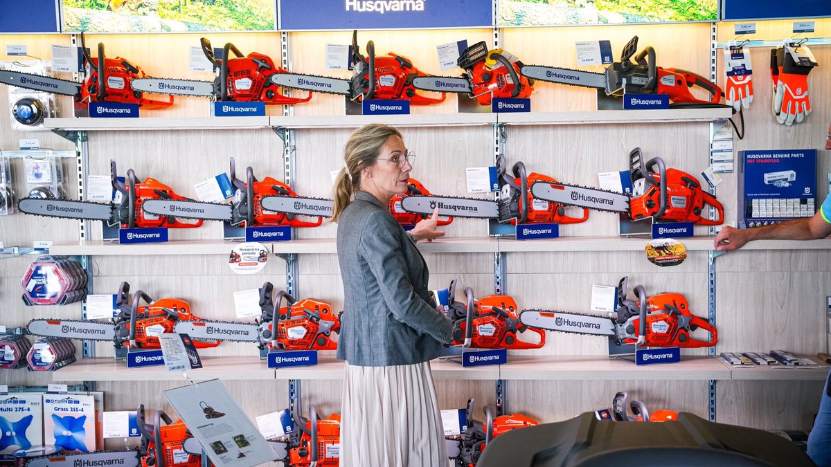 Danas u Staroj Pazovi moje kolege posetile su Valhall Grupu, koja je od 1999. zastupnik 🇸🇪 firme Husqvarna u 🇷🇸
Husqvarna se oslanja na stručnost i inovacije od osnivanja, još od daleke 1689! Danas su vodeći svetski proizvođač proizvoda za šume, parkove i bašte. 
#ŠvedskauSrbiji