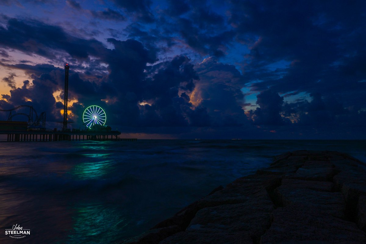 JSteelmanPhoto's tweet photo. Beautiful sunrise at Pleasure Pier on Labor Day Morning

 🇺🇸  Galveston, TX
📷 Canon R6
🔭 Canon 24-70mm F/2.8L II
🛠️ ƒ/8  1/1  25mm  ISO100

#shotoncanon #canonfavpic #sunrise #galveston #pleasurepier #travel #laborday #landscapephotography #ocean #sea  #beautiful #clouds https://t.co/36jExiQ50o
