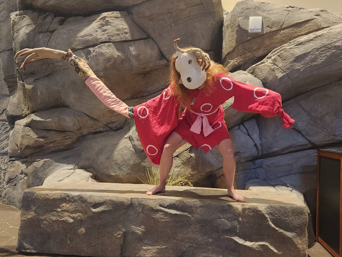 hibikitikibi's tweet photo. Here's my inu-oh cosplay I made for #NDK2023. Considering I only just started working on it in July, I am really thrilled with how it came out. These pictures look like they could have come from a stage play. I definitely want to make some improvements and wear it again. https://t.co/ylGrqv8b2p