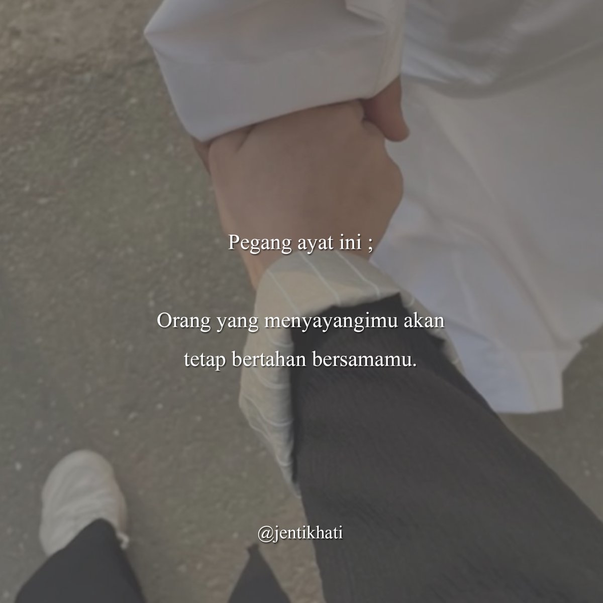 jentikhati's tweet photo. Suatu saat nanti pasti kamu akan bertemu dengan seseorang yang tidak mengerti cara untuk pergi darimu, yang tidak menyakitimu dan yang dia tahu hanya menyayangimu dengan sepenuh hati.

Percayalah, pasti akan ada orang yang tepat diwaktu yang tepat juga. InsyaAllah.. 😊❤️ https://t.co/vEJh7g1IxF