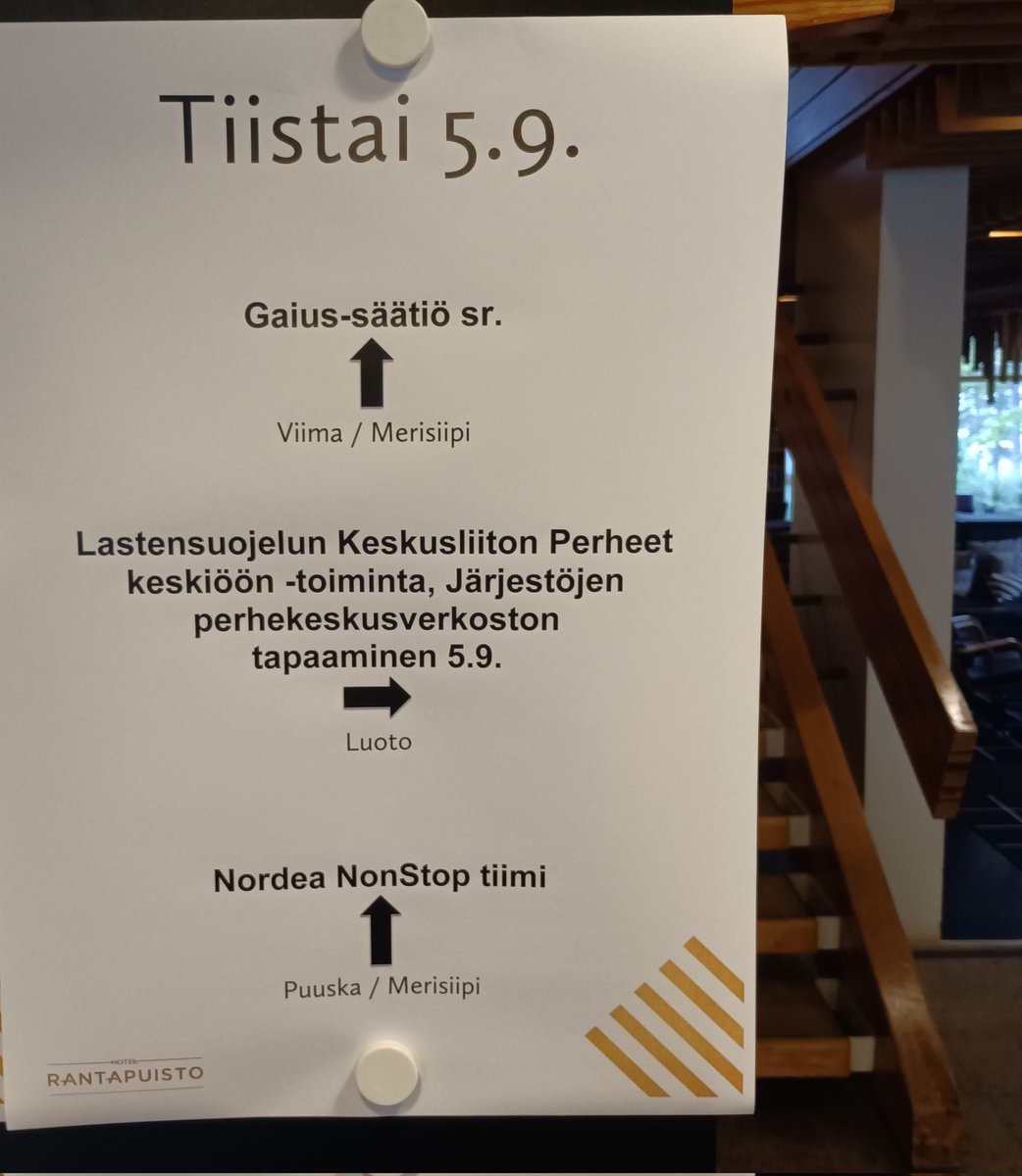 LuotoSami's tweet photo. Pyörähdin pikaisesti Helsingissä pitämässä puheenvuoron perhekeskusasioista LSKL:n Perheet keskiöön -verkoston tapaamisessa. 
Siellähän oli tuttuja!
#perhekeskus @VarhaHyvinvoint  #lskl https://t.co/mE0EmLi5XZ