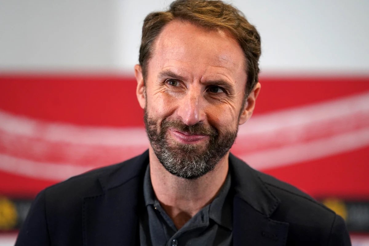 🚨 مدرب منتخب إنجلترا (غاريث ساوثقيت) دفاعاً عن السعودية 🇸🇦

" الأمور معقدة، إنجلترا تشتري النفط من السعودية وهناك الكثير من الاستثمار السعودي في بلدنا ولم أشاهد أي احتجاج على ذلك! عندما يتعلق الأمر بـ نيوكاسل أو انتقال هندرسون للسعودية يتم التدقيق بشكل مبالغ فيه "

وأضاف " لا