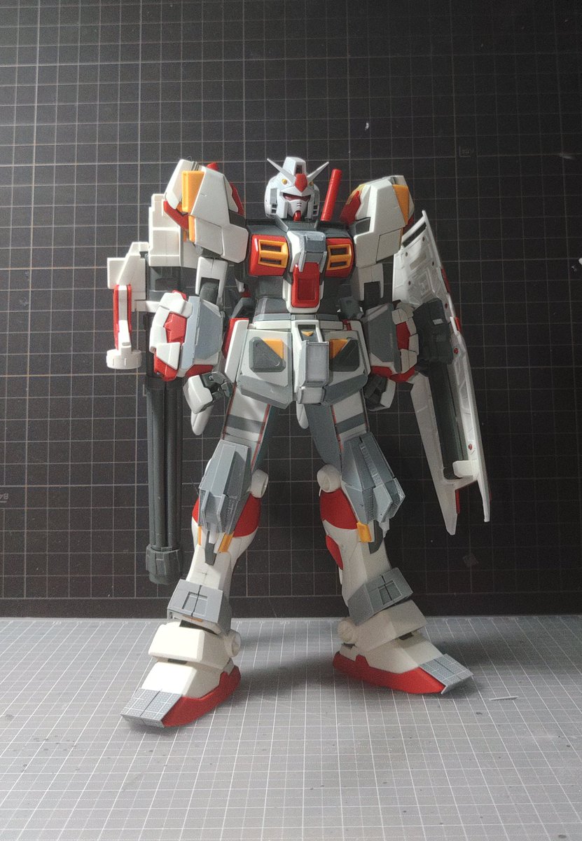 BuchiMA2's tweet image. MG ガンダム5号機、ほとんど進まず(先月は思ってたより忙しかったです)追加パーツも仮止めですし、変化があった方が(間違い探しみたいですが)進んだ感があるかな？と思いジャイアント･ガトリング等を装備して眺めながら色々検討中です。