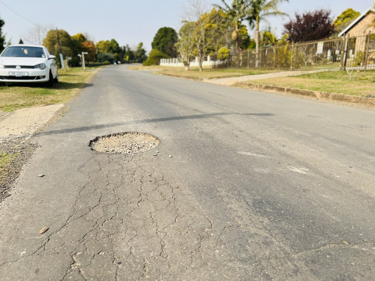 UmngeniLocal's tweet photo. Next the Municipality led by Deputy Mayor, Sandile Mnikathi, handed over another MIDMAR aligned project in Ward 6’s Geekie Road. The scope includes resurfacing of 1.2 kilometres of road, pothole patching and clearing of drains.

The value of the project is R3.5 million

#MIDMAR https://t.co/XGmoR0xsFH