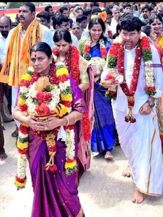 rgurunathan18's tweet photo. @salma_poet ivanga kitta kaelunga adhu evvalavu punitham enbadhu ungalukku puriyum https://t.co/CfzYb7pYv9