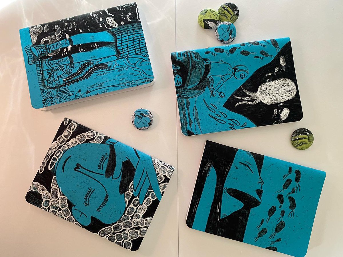 ¡Estas micro-libretitas están a la venta!📓💚✨ las ilustré y diseñé hace varios meses ya. Hay 4 diseños y cada uno está en ambos colores (celeste y verde) 🩵💚 y todos con su respectivo texto (a modo de historia) informativo, con temáticas como bacteriófagos, biorremediación,
