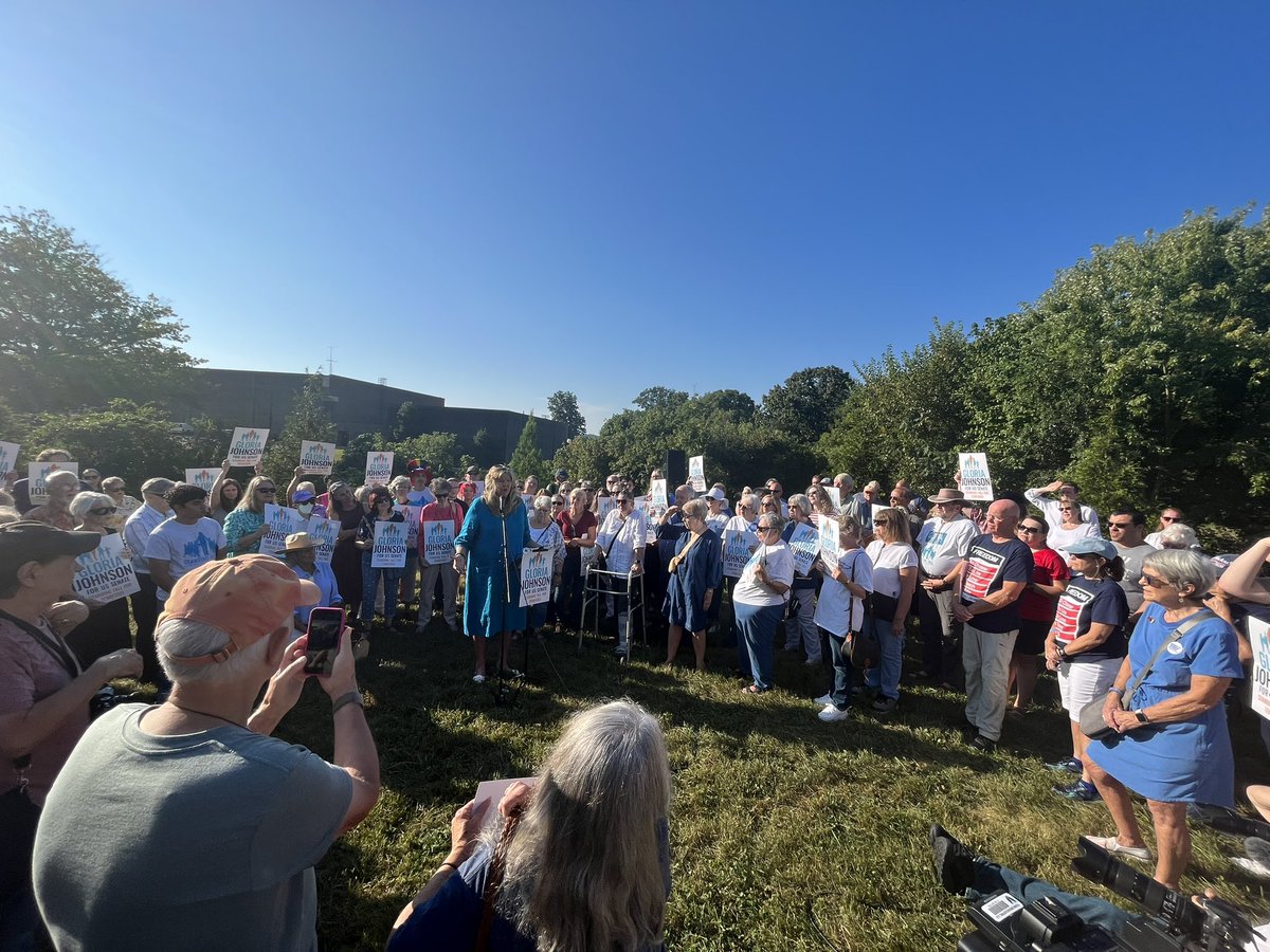 KnoxDems's tweet photo. BREAKING: Gloria Johnson announces her campaign for U.S. Senate against Marsha Blackburn. https://t.co/al3ECatGde