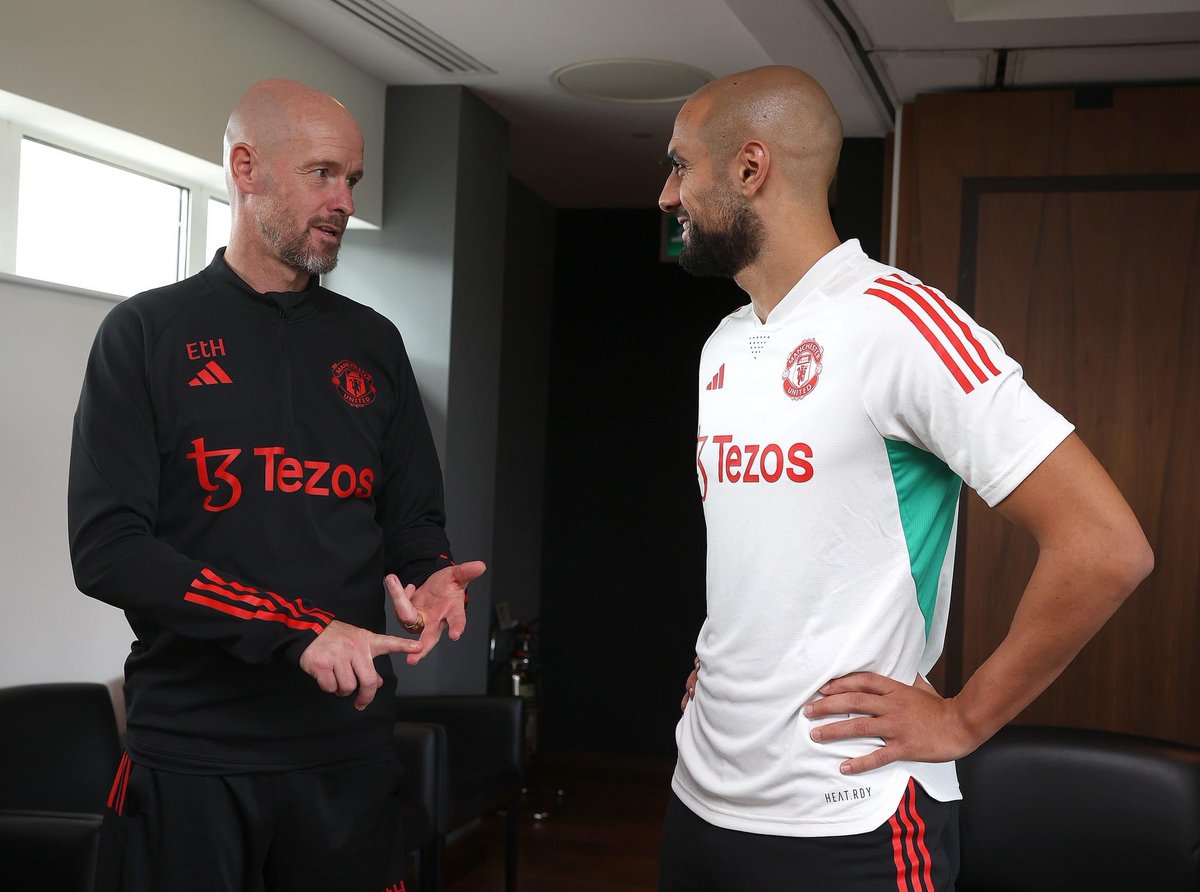 UnitedStandMUFC's tweet photo. What is Ten Hag saying to Amrabat? https://t.co/M4ha58sExu