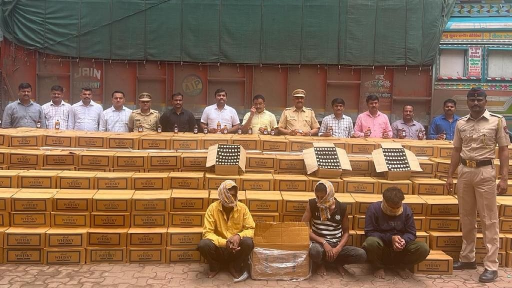 gallinews's tweet image. Daru IMFL Worth Rs 59.48 Lakh ke sath illegally transport karne wale 3 arrested at Navi Mumbai by Maharashtra Excise Department

Read Full News: bit.ly/3OX3mCg

#Arrested #Daru #illegallytransport #IMFL #lakh #MaharashtraExcisedepartment #Mumbai #NaviMumbai #wale