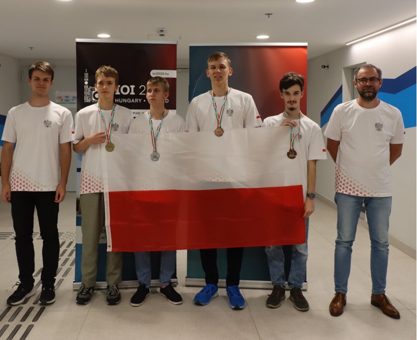 MEN_GOVPL's tweet image. 🇵🇱👨‍💻 Kolejny sukces młodych informatyków❗️

🏅 Podczas 3⃣5⃣. Międzynarodowej Olimpiady Informatycznej Polacy zdobyli cztery krążki. Najlepszy indywidualny rezultat osiągnął Antoni Buraczewski, który wywalczył złoty medal i trzecie miejsce na świecie. 👏 

Serdecznie gratulujemy!…
