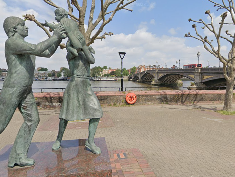 London_Cycling's tweet photo. 🚨 2 DAYS UNTIL #BATTERSEABRIDGE PROTEST 
📆 6PM THURSDAY
📍 MEET "In Town" statue, Battersea Bridge
It's one month since a woman was killed cycling here. Someone is killed/seriously injured here on average every 12 months. DEMAND CHANGE. https://t.co/MMGWlzi1sV