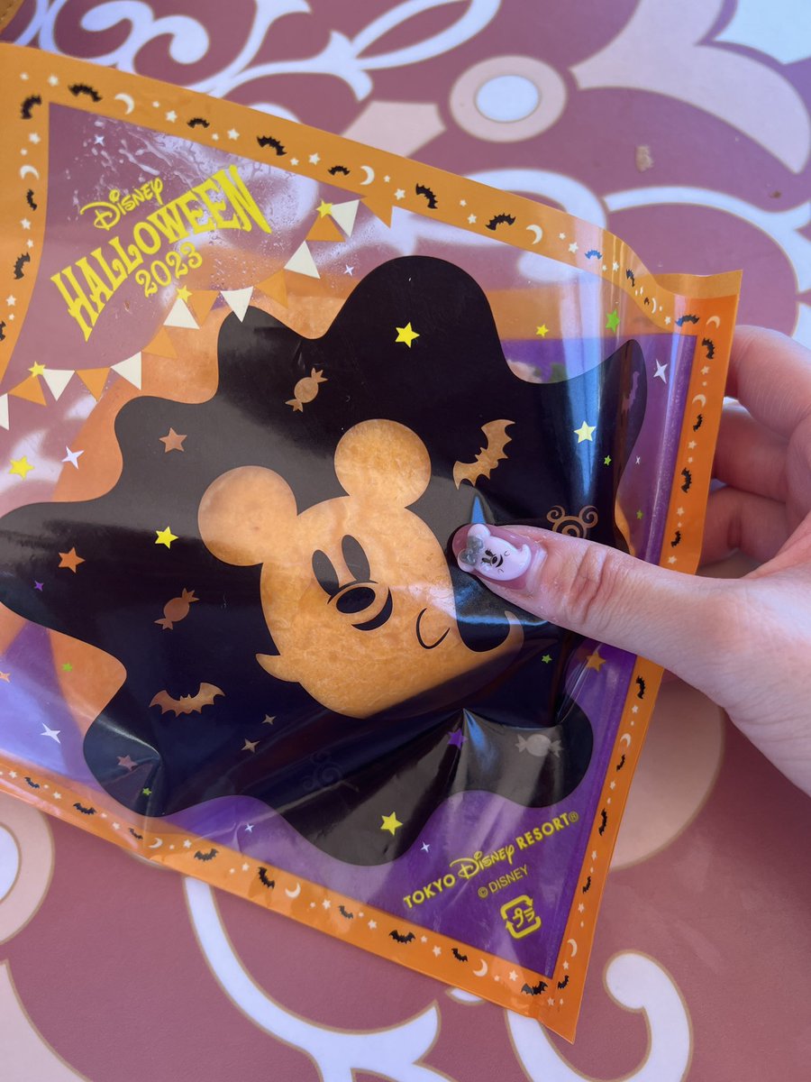 airi_0302's tweet photo. ディズニーランドのハロウィンメニュー、、、美味しすぎる🎃💜1日3食しか食べられないのが悲しく感じるくらい、全部全部食べたくなる！！ボリューム満点でお腹も満たされて、ハロウィンらしい可愛い見た目で心の満たされて、最高のハロウィンの始まりだ〜！！👻🕸️ https://t.co/DJcnpMPlj9