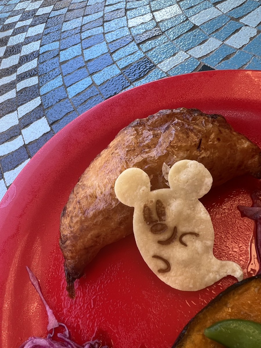 airi_0302's tweet photo. ディズニーランドのハロウィンメニュー、、、美味しすぎる🎃💜1日3食しか食べられないのが悲しく感じるくらい、全部全部食べたくなる！！ボリューム満点でお腹も満たされて、ハロウィンらしい可愛い見た目で心の満たされて、最高のハロウィンの始まりだ〜！！👻🕸️ https://t.co/DJcnpMPlj9