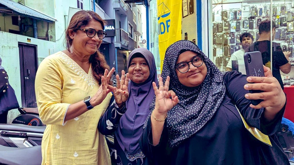 NihuRiza's tweet photo. 📍މައްޗަންގޮޅި މެދު  ދާއިރާ - ދޮރުން ދޮރަށް

މާލެ-ހުޅުލެ-ހުޅުމާލެ ބްރިޖުގައި އިތުރު ދެ ލޭން އާއި ލައިޓް ރޭލެއް؟ 
ރައީސް @ibusolih ދަނީ އަވަސް، ރައްކާތެރި ދަތުރުތަކަށް ހުރިހާ ކަމެއް ހަމަޖައްސަމުން!

@MariyaDidi 
@shaxinlennon 

#IbuOK https://t.co/u8XpPflAlv