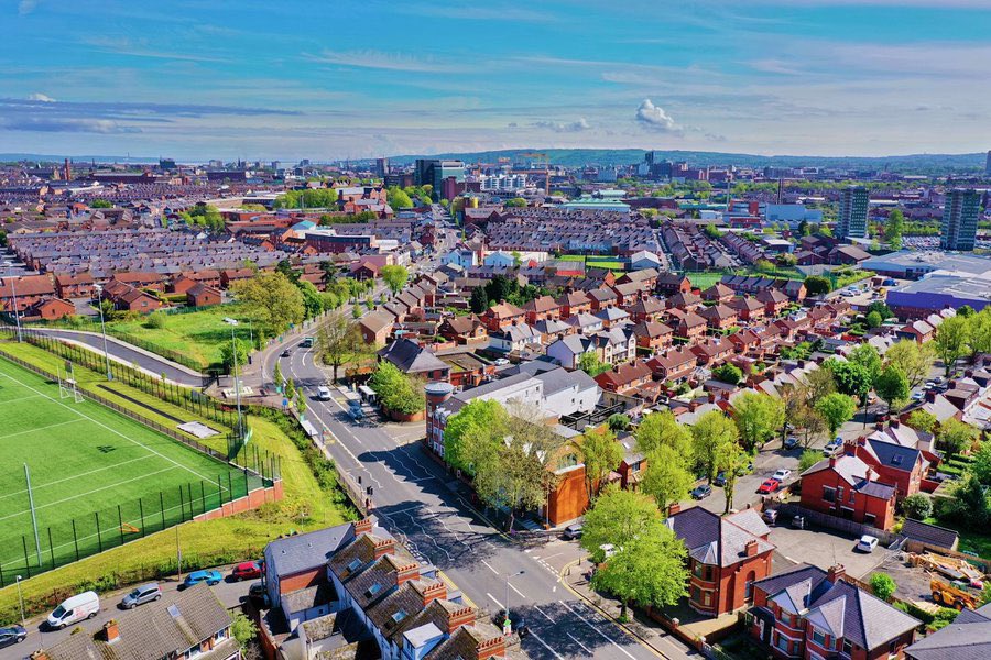 Ffeirste's tweet image. Falls Road~ Bóthar na bhFál~ Road of the enclosures.

From the Irish petty kingdom of Tuath na bhFál ‘territory of the enclosures’, the name of which survives in the modern name The Falls. #Placenames #logainm #Gaeilge