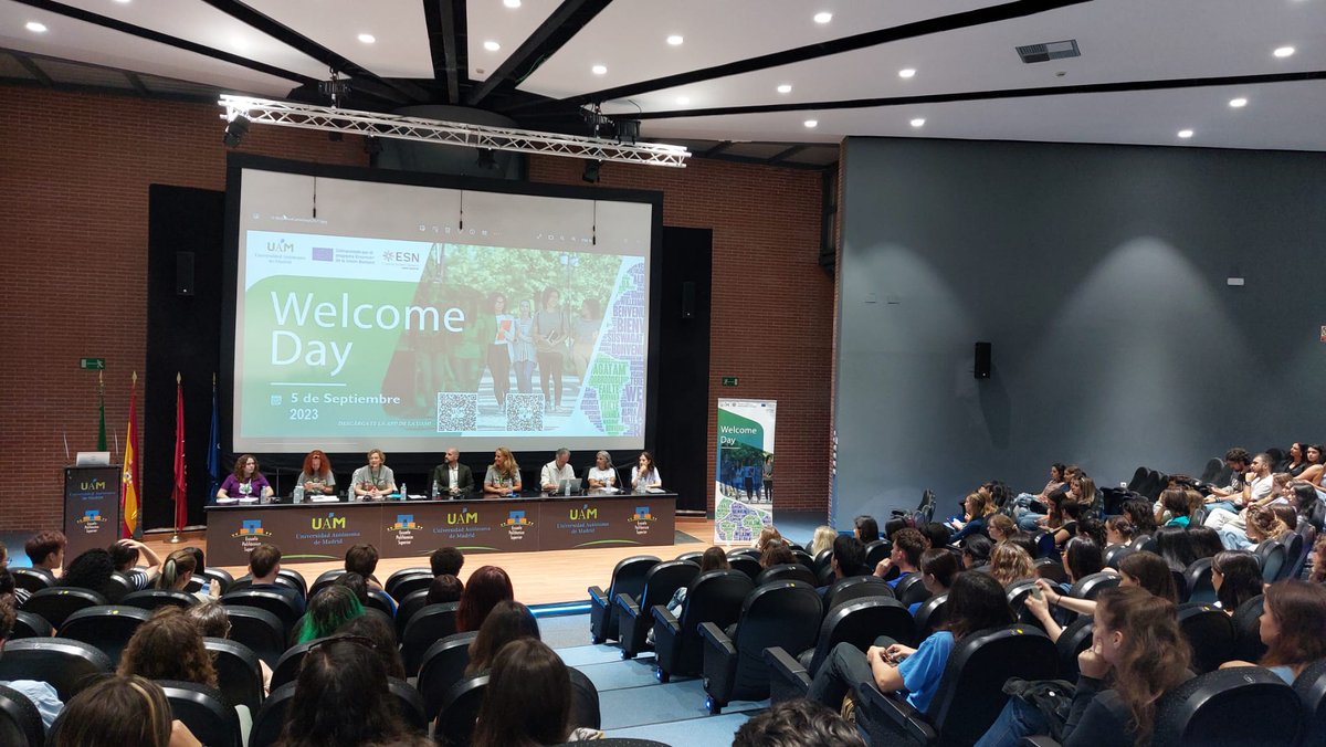 UAM_Madrid's tweet photo. #WelcomeDay | Mónica Pellisé, jefa de Movilidad del SERIM, junto al equipo de Internacional de la #UAM dan la bienvenida a más de mil estudiantes internacionales.  

🌎 Los alumnos y alumnas proceden de 50 países diferentes y estudiarán en la #UAM durante el primer semestre o curso académico completo. 

 ¡Te esperamos en el campus! ✨  

🔗 Más información: https://t.co/Aa1WdYvWK7 

#SomosUAM