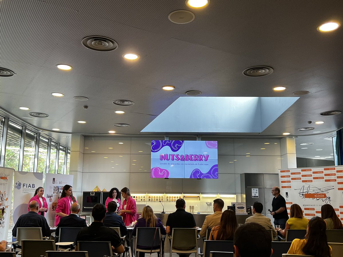 Ecotrophelia_ES's tweet photo. El jurado ya ha probado NUTS&BERRY, equipo de la @unileon 💯
Han querido alinearse con tendencias mercado ofreciendo un #snack sano y de fácil consumo, untable de consistencia cremosa de gran sabor que además es apto para #dipear con facilidad 🔝
#Ecotrophelia 2023 | @esFIAB https://t.co/4PYTjcJw85