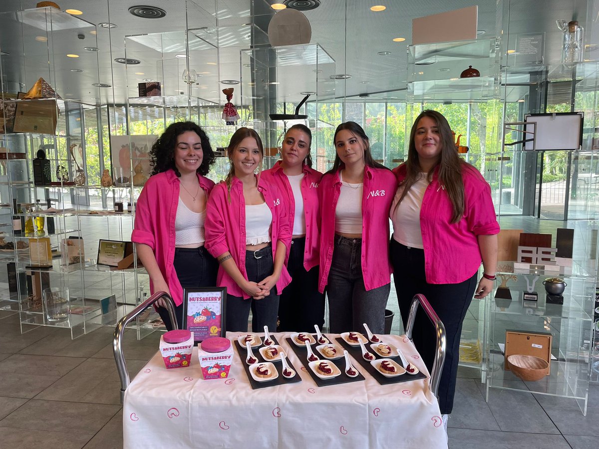 Ecotrophelia_ES's tweet photo. El jurado ya ha probado NUTS&BERRY, equipo de la @unileon 💯
Han querido alinearse con tendencias mercado ofreciendo un #snack sano y de fácil consumo, untable de consistencia cremosa de gran sabor que además es apto para #dipear con facilidad 🔝
#Ecotrophelia 2023 | @esFIAB https://t.co/4PYTjcJw85