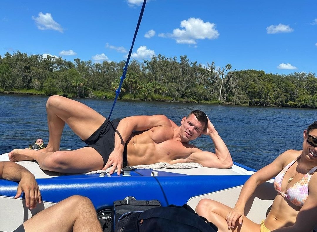 Travelling the world and the seven seas, with an Italian twist. 

📸: <a href="/AGiftToMirrors/">Sinner’s Prayer 𑣲 NOT @JacksonDrake03</a>