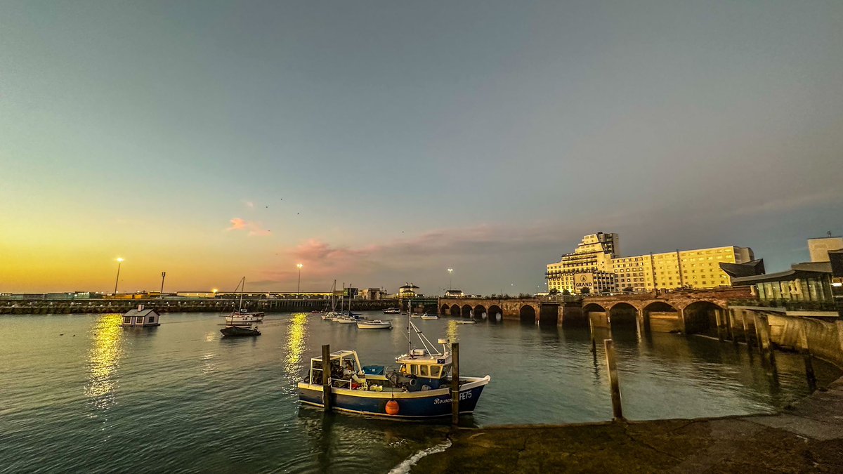 shaunstaveley's tweet photo. My Morning View

H A R B O U R

Classic view of Folkestone Harbour and FE75

#folkestone #folkestoneharbour #sunrise #fishingtown #seafishing #folkestonetrawlers #sky #morningsky #folkestoneandhythedc #folkelife #fhextraordinary https://t.co/yAn4K88z5j