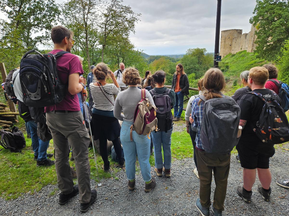 BiostationRSK's tweet photo. Betriebsausflug in den Rhein-Sieg-Kreis: #BfN #BundesNaturschutzAmt besucht die Biologische Station #BiostationRSK in #Eitorf; Wanderung  zu den  #Bläulingswiesen in #Dreisel, zur #Sieg in #Hennef und #Windeck und im Umfeld von Burg #Blankenberg. Es war ein toller Tag! https://t.co/Cefx1sYmyr