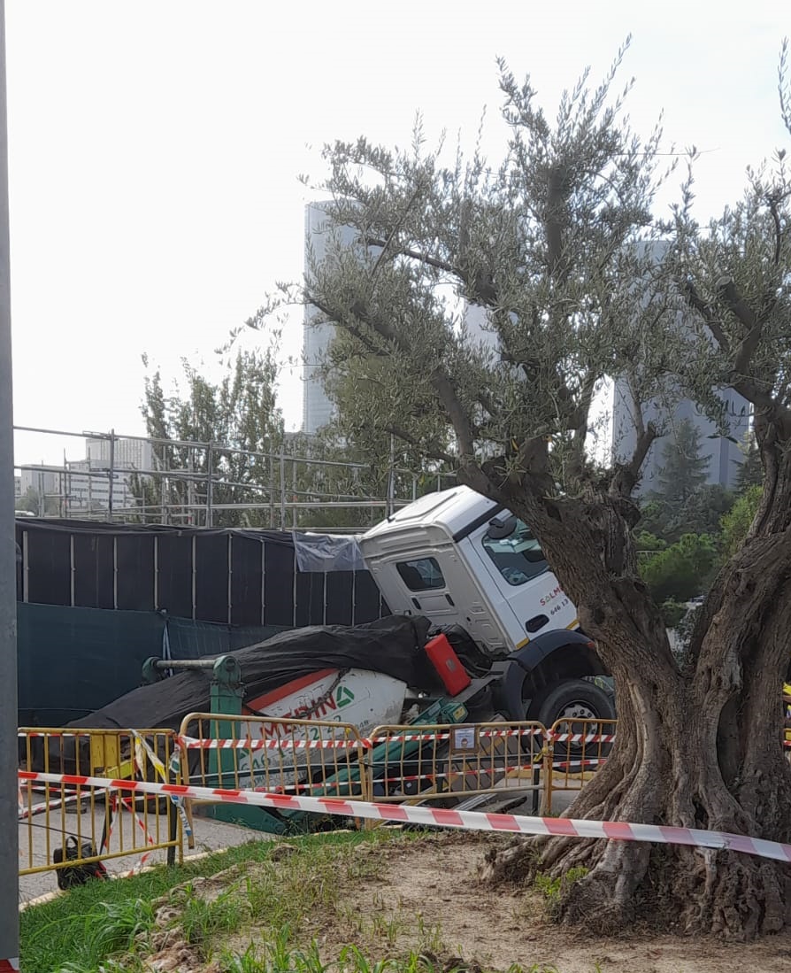 UgtCajal's tweet photo. El aparcamiento esta muy mal en el perímetro del RYC... esperamos que no haya ningún herido.

@SaludMadrid @FatimaMatute https://t.co/osFsngfMst