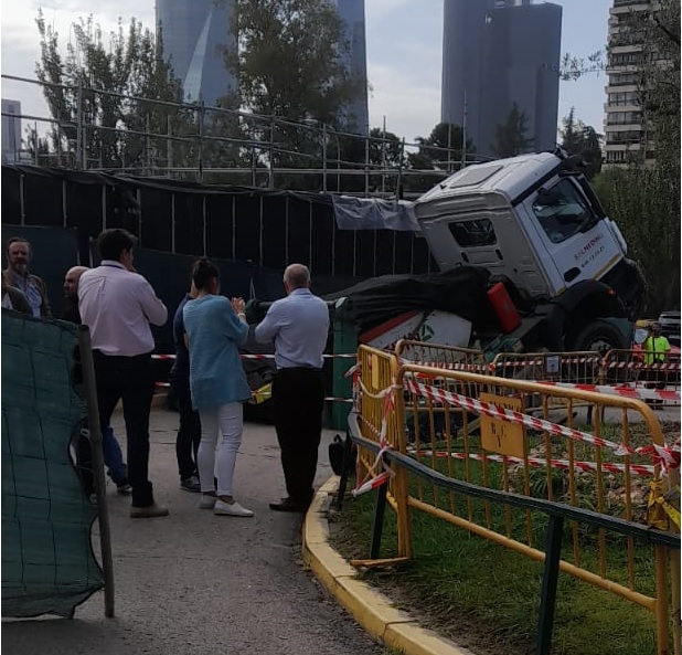 UgtCajal's tweet photo. El aparcamiento esta muy mal en el perímetro del RYC... esperamos que no haya ningún herido.

@SaludMadrid @FatimaMatute https://t.co/osFsngfMst