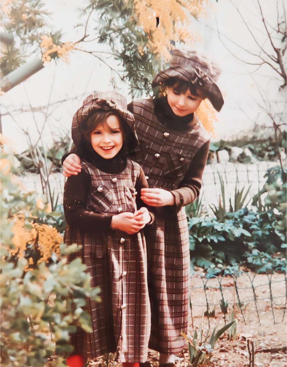 mareenefrn's tweet photo. J'arrive pas à dormir. Je décide de trier les photos, ça me détend. Là je tombe sur celle-ci et les souvenirs me reviennent. je me souviens que maman voulait absolument faire une photo avec nos belles robes dans le jardin @ oce.frn_

#childhood #enfance #petitefillemodele #oldpix https://t.co/yAqP1n5J0k