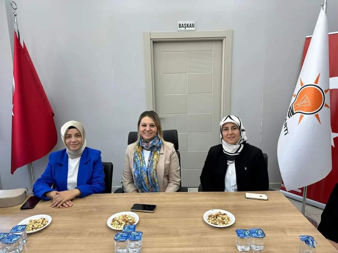 ak_kastamonu's tweet photo. Milletvekilimiz @serap_ekmekci ile birlikte @akpartitosya37 'mızı ziyaret ederek @Akkadin_tosya Başkanımız @sevgi_cinbar  ve Yönetim Kurulu Üyeleri ile Tanışma Toplantısı gerçekleştirdik.
#KadınlarlaBüyükTürkiyeYolunda
@aysekesir @ElifYesimAraz1
@gulsum_koylu37 @DikisciMete https://t.co/sLPspL5oyG