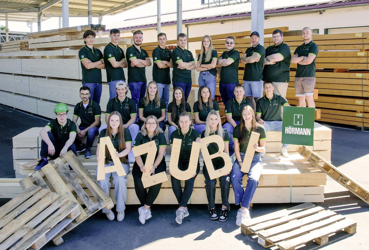 RudolfHoermann's tweet photo. Alle Jahre wieder: 💚-lich Willkommen an unsere neuen #Azubis!
In #Buchloe durften wir letzten Freitag gleich 23 neue Gesichter begrüßen.
Wir freuen uns auf eine gemeinsame Reise durch eine spannende Ausbildungszeit! 💼💪
Ab jetzt heißt es auch für euch: #ichbineinHÖRMANN https://t.co/zWsKkuEQ7b