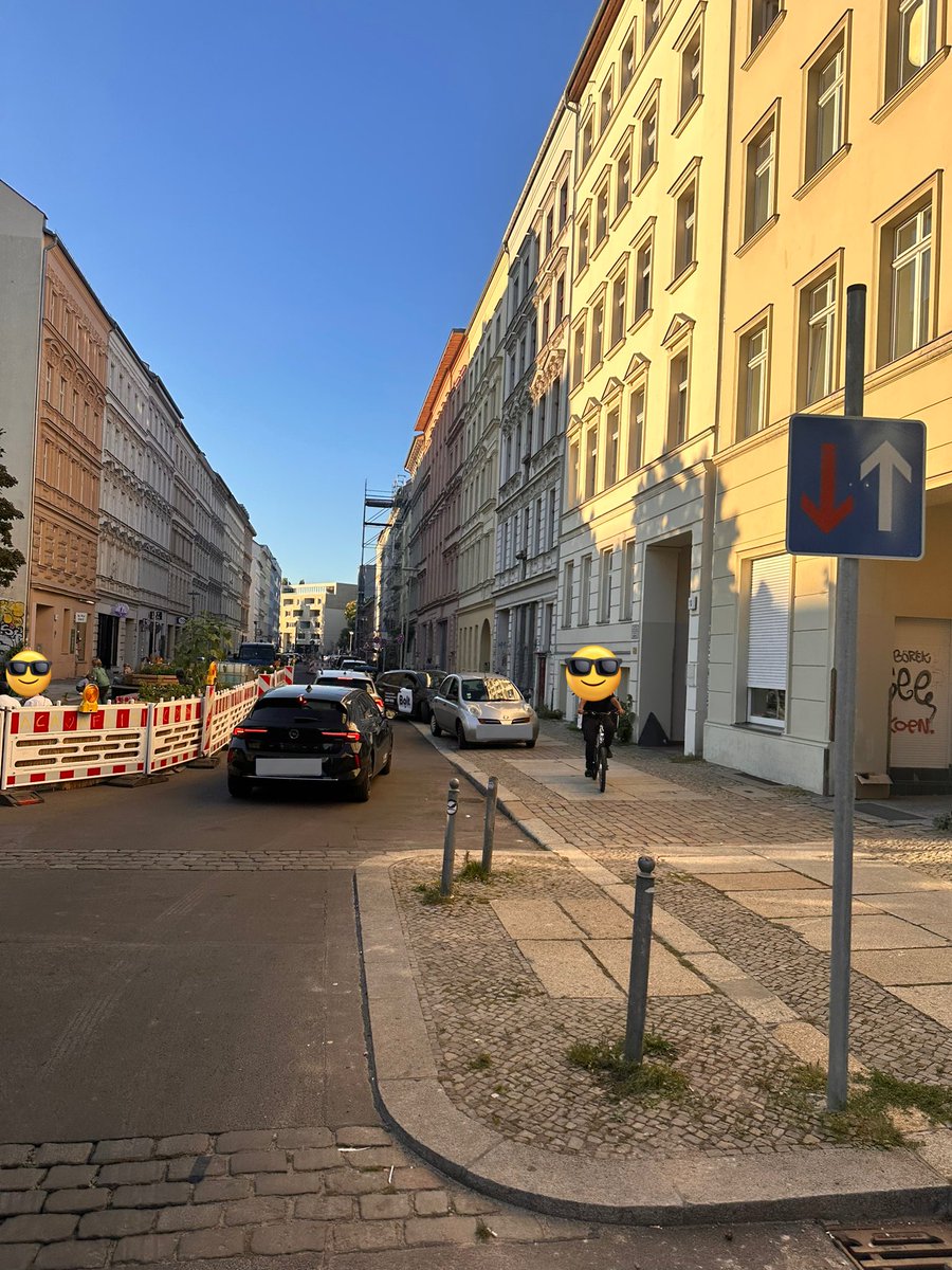 ChristianCIOW's tweet photo. #ackerstrasse #berlin
#popup #summerstreet
Bad execution of good intentions risks acceptance and future changes @BA_Mitte_Berlin
Cars took over the sidewalk for parking but also for counter flow traffic.
Road (+ sidewalk) safety has not improved since implementation.
1/3 https://t.co/mtFkYkbtyu