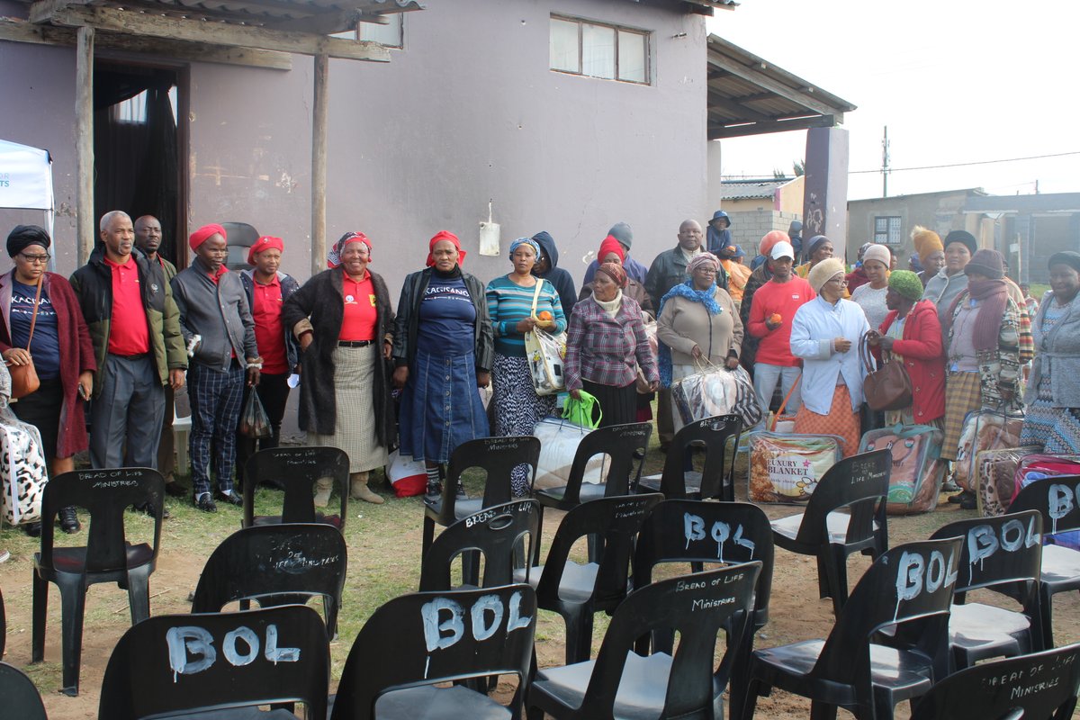 AgendaglO's tweet photo. AgendaGL and the Kagisano Peace Building Team of ward 86 celebrated Mandela Day by giving 33 blankets to the mostly elderly members of the community. The theme was "ukubuyisela ubuntu emphakathini"-brining back humanity in the community. https://t.co/VwFhWjMszK