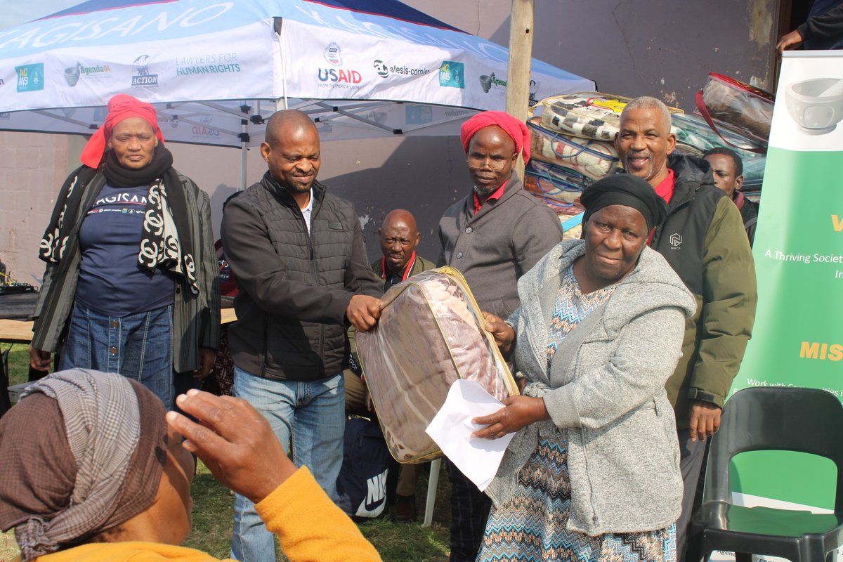 AgendaglO's tweet photo. AgendaGL and the Kagisano Peace Building Team of ward 86 celebrated Mandela Day by giving 33 blankets to the mostly elderly members of the community. The theme was "ukubuyisela ubuntu emphakathini"-brining back humanity in the community. https://t.co/VwFhWjMszK