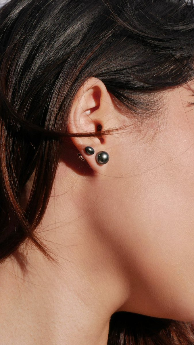 jaunepearls's tweet photo. Simple elegance at its finest. Shop the classique intense colour earring, perfectly paired with the single keshi earring. 

Available Online • Worldwide Shipping 

https://t.co/6JHHORppYP

#JaunePearls #Pearls #SustainableLuxury https://t.co/ZVjfl0E5SY