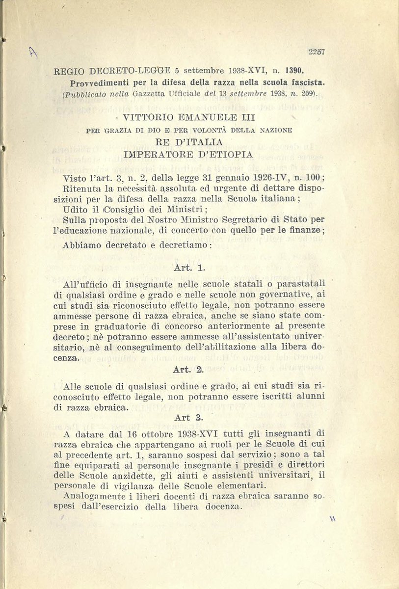 AlekosPrete's tweet photo. Art. 1. 
All'ufficio di insegnante nelle scuole statali o parastatali [...] non potranno essere ammesse persone di razza ebraica. https://t.co/WB5SPIhnAY