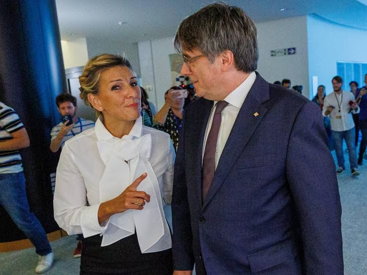 Encuestando's tweet photo. 📊 ¿Debe Pedro Sánchez cesar a Yolanda Díaz por reunirse con Puigdemont en Bruselas?

🔄 SÍ
❤️ NO https://t.co/ms4Tk50uep