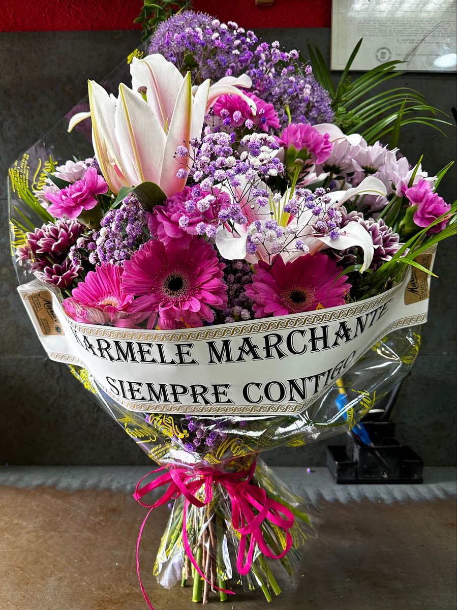 SIEMPRE CONTIGO, mi pequeño y último regalo para acompañar a la que fue ante todo amiga y luego COMPAÑERA Y MAESTRA. Solo puedo decir de María Teresa cosas bonitas y buenas. Y como odio los tópicos prefiero esta despedida del color feminista. 💜