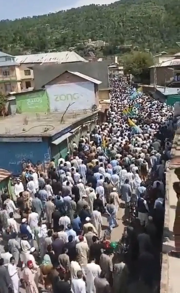 آزاد کشمیر کی تاریخ کا سب سے بڑا احتجاج آج ہو رہا ہے۔ اور نیشنلسٹ فورمز اسکو لیڈ کر رہے ہیں۔ اسلامی اور سیاسی جماعتیں بس کورم پورا کرنے کے چکر میں ساتھ ہیں۔  
#RightsMovementAJK