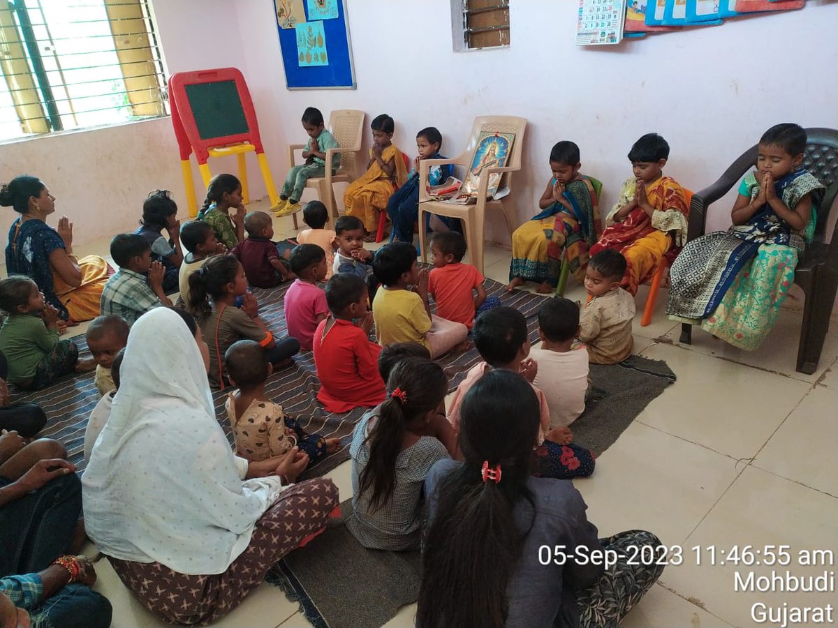 આંગણવાડી કેન્દ્ર માં નાના ભૂલકાઓ દ્વારા શિક્ષકદિન  ની ઉજવણી.