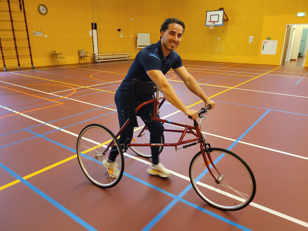 Deze mooie rode roller hebben we kado gekregen van een ex-patiënt. Door het Guillain- Barre syndroom moest ze weer leren lopen. Een framerunner heeft haar daarbij geholpen. Deze framerunner is wat groter, speciaal voor langere mensen. Bedankt!