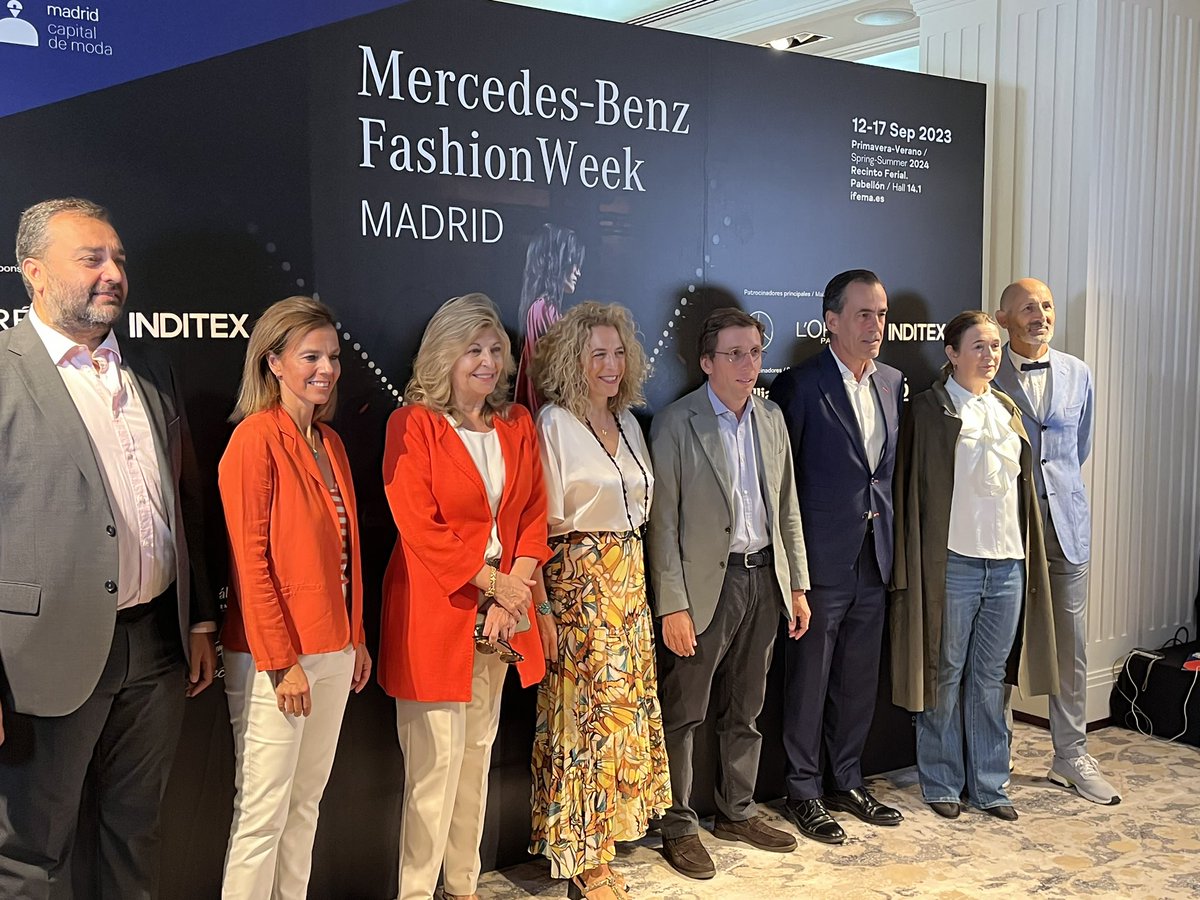 cacho_marta's tweet photo. Hoy nos acoge el espectacular @FourSeasonsES hotel oficial de la Pasarela @MBFWMadrid  12-27 sep en su presentación en la que nos acompaña  @AlmeidaPP_ en su apoyo a la #moda y una buena representación de los 41 diseñadores participantes! https://t.co/wjd01viuRs