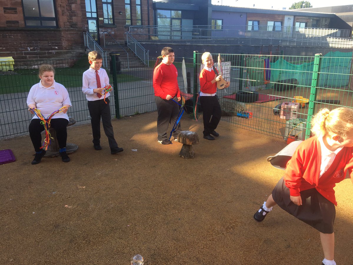 mrsmcateeDPS's tweet photo. What a lovely outdoor music we had this morning with the  @DpHighlandCows , the children enjoyed music and movement in the sun! @drumparkprimary https://t.co/HEigRFd1ex