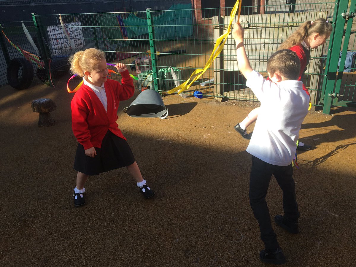 mrsmcateeDPS's tweet photo. What a lovely outdoor music we had this morning with the  @DpHighlandCows , the children enjoyed music and movement in the sun! @drumparkprimary https://t.co/HEigRFd1ex