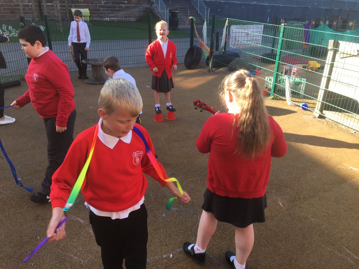 mrsmcateeDPS's tweet photo. What a lovely outdoor music we had this morning with the  @DpHighlandCows , the children enjoyed music and movement in the sun! @drumparkprimary https://t.co/HEigRFd1ex