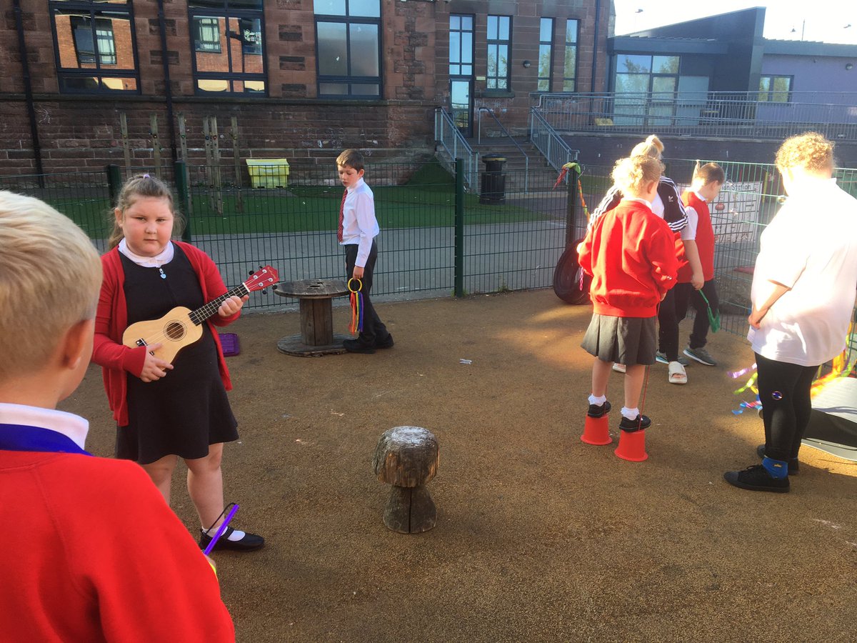 mrsmcateeDPS's tweet photo. What a lovely outdoor music we had this morning with the  @DpHighlandCows , the children enjoyed music and movement in the sun! @drumparkprimary https://t.co/HEigRFd1ex
